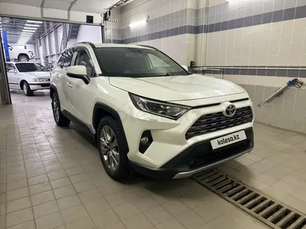 Toyota RAV4 2021 года за 15 500 000 тг. в Уральск – фото 4