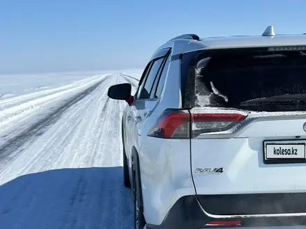 Toyota RAV4 2021 года за 15 500 000 тг. в Уральск – фото 5