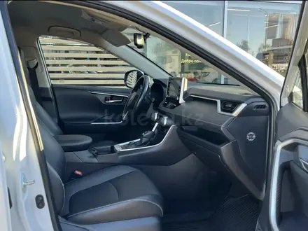 Toyota RAV4 2021 года за 15 500 000 тг. в Уральск – фото 25