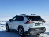 Toyota RAV4 2021 года за 15 500 000 тг. в Уральск – фото 3