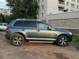 Volkswagen Touareg 2007 годаfor6 700 000 тг. в Степногорск – фото 2