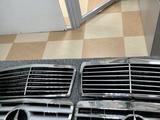 Решетка радиатора Мерседес Е 124 за 16 000 тг. в Астана – фото 2