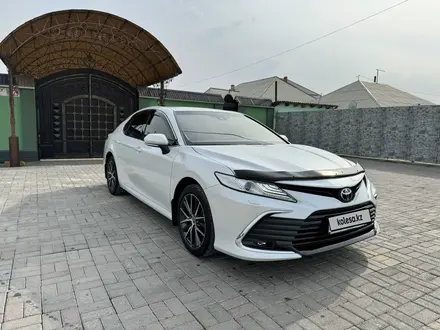 Toyota Camry 2023 года за 20 500 000 тг. в Шымкент – фото 2