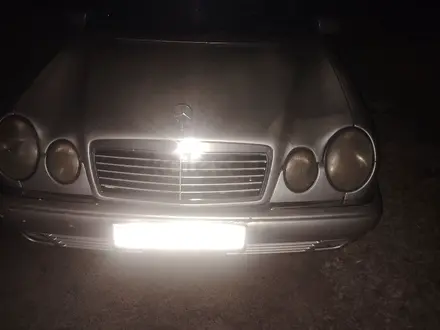 Mercedes-Benz E 280 1998 года за 2 300 000 тг. в Шардара – фото 2