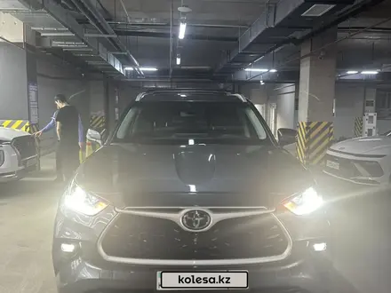 Toyota Highlander 2023 года за 28 000 000 тг. в Астана