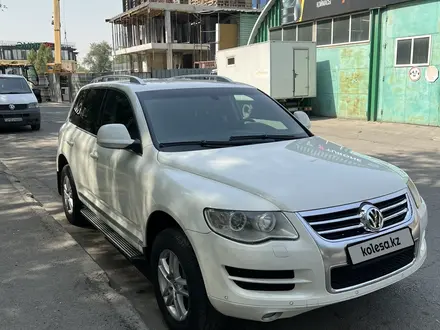 Volkswagen Touareg 2006 года за 7 100 000 тг. в Алматы – фото 2