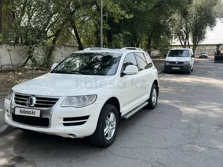 Volkswagen Touareg 2006 года за 7 100 000 тг. в Алматы – фото 3