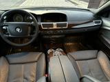 BMW 750 2006 года за 5 800 000 тг. в Атырау – фото 2