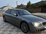 BMW 750 2006 года за 5 800 000 тг. в Атырау – фото 3