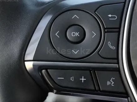 Toyota Camry 2019 года за 15 200 000 тг. в Актобе – фото 2
