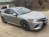 Toyota Camry 2018 года за 8 800 000 тг. в Жанаозен – фото 2