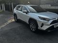 Toyota RAV4 2021 года за 17 900 000 тг. в Алматы – фото 2