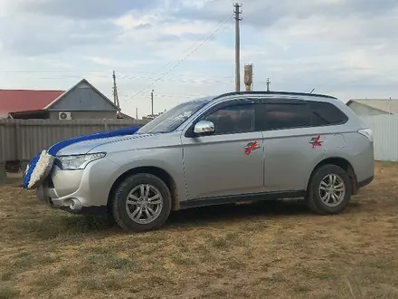 Mitsubishi Outlander 2014 года за 7 002 000 тг. в Уральск – фото 2