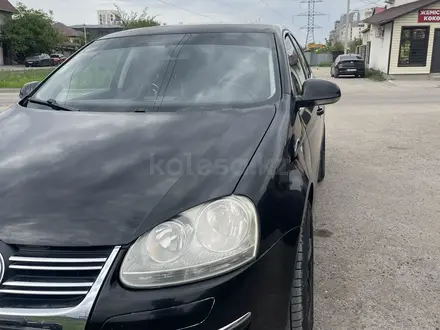 Volkswagen Jetta 2005 года за 2 600 000 тг. в Алматы – фото 3