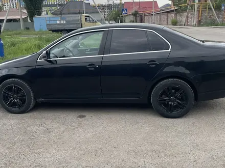 Volkswagen Jetta 2005 года за 2 600 000 тг. в Алматы – фото 7