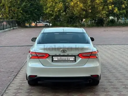Toyota Camry 2019 года за 14 200 000 тг. в Шымкент – фото 2