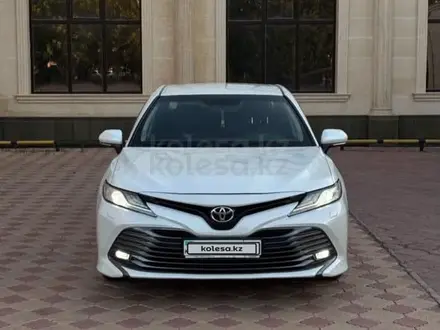Toyota Camry 2019 года за 14 200 000 тг. в Шымкент