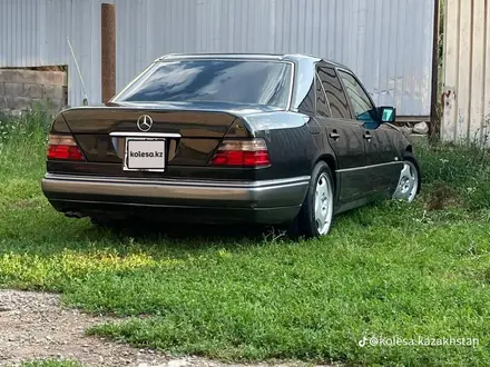 Mercedes-Benz E 280 1994 года за 2 900 000 тг. в Тараз