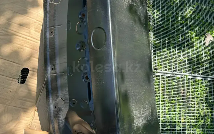 Новая Оригинальная Крышка багажника LS 2006-2012 за 100 000 тг. в Алматы