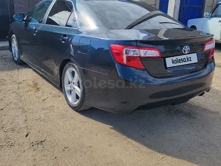 Toyota Camry 2014 года за 7 500 000 тг. в Актобе – фото 2