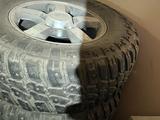 Грязевые шипованные шины с дисками 285/70R17 за 350 000 тг. в Алматы – фото 4