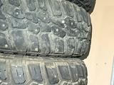 Грязевые шипованные шины с дисками 285/70R17 за 350 000 тг. в Алматы – фото 3
