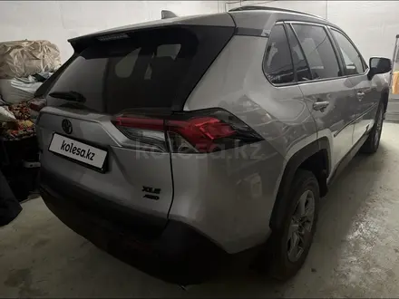 Toyota RAV4 2023 года за 17 000 000 тг. в Атырау