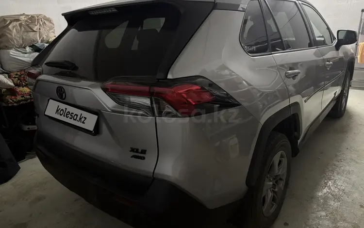 Toyota RAV4 2023 года за 17 000 000 тг. в Атырау