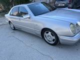 Mercedes-Benz E 320 1997 года за 3 200 000 тг. в Жанаозен – фото 2