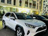 Toyota RAV4 2021 года за 17 300 000 тг. в Астана – фото 2