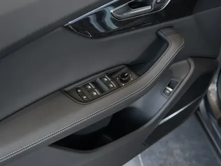 Audi Q8 55 TFSI Quattro 2024 года за 56 410 000 тг. в Алматы – фото 46