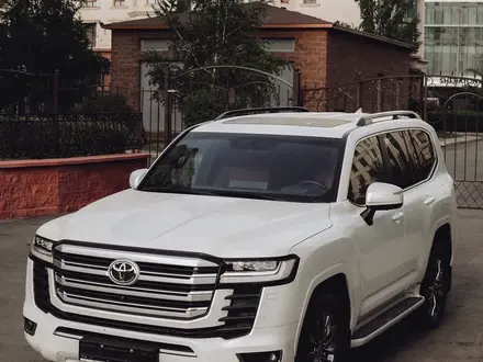 Toyota Land Cruiser 2023 года за 59 000 000 тг. в Астана