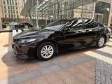 Toyota Camry 2019 года за 11 750 000 тг. в Астана – фото 2