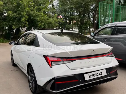 Hyundai Elantra 2023 года за 6 990 000 тг. в Алматы – фото 3