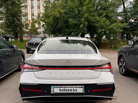 Hyundai Elantra 2023 года за 6 990 000 тг. в Алматы – фото 2