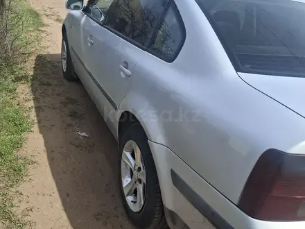 Volkswagen Passat 1997 года за 1 500 000 тг. в Уральск – фото 4