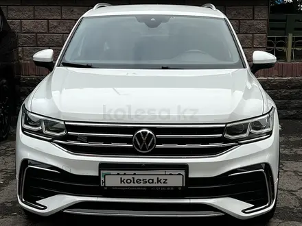Volkswagen Tiguan 2021 года за 19 000 000 тг. в Алматы