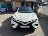 Toyota Camry 2020 года за 11 100 000 тг. в Алматы – фото 2