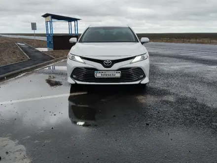Toyota Camry 2018 года за 13 500 000 тг. в Жанаозен – фото 2