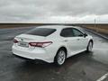 Toyota Camry 2018 года за 13 500 000 тг. в Жанаозен – фото 3