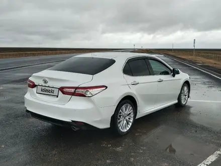 Toyota Camry 2018 года за 13 500 000 тг. в Жанаозен – фото 3