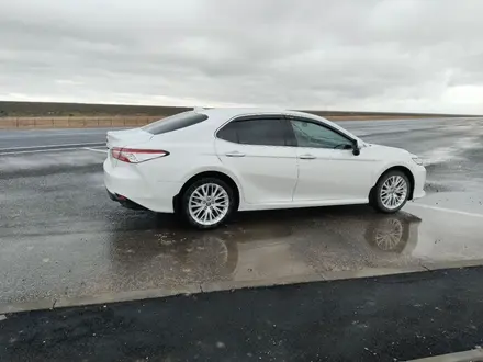 Toyota Camry 2018 года за 13 500 000 тг. в Жанаозен – фото 4