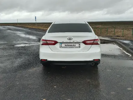 Toyota Camry 2018 года за 13 500 000 тг. в Жанаозен – фото 5