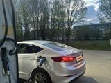 Hyundai Elantra 2018 года за 8 200 000 тг. в Усть-Каменогорск – фото 2