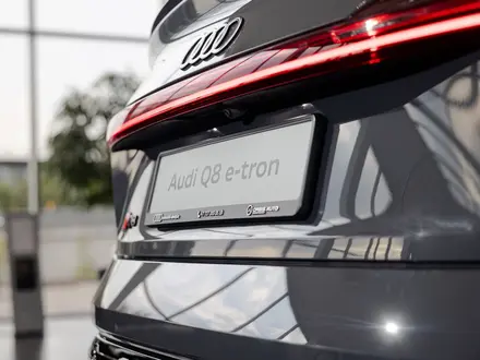 Audi Q8 e-tron 55 S line 2023 года за 38 140 000 тг. в Алматы – фото 14