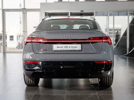 Audi Q8 e-tron 55 S line 2023 года за 38 140 000 тг. в Алматы – фото 5