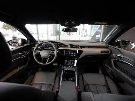 Audi Q8 e-tron 55 S line 2023 года за 38 140 000 тг. в Алматы – фото 16