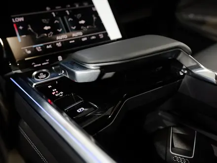 Audi Q8 e-tron 55 S line 2023 года за 38 140 000 тг. в Алматы – фото 19