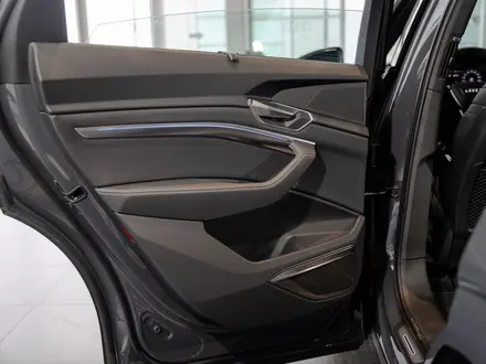 Audi Q8 e-tron 55 S line 2023 года за 38 140 000 тг. в Алматы – фото 26