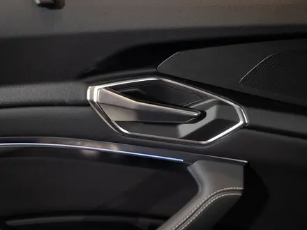 Audi Q8 e-tron 55 S line 2023 года за 38 140 000 тг. в Алматы – фото 27